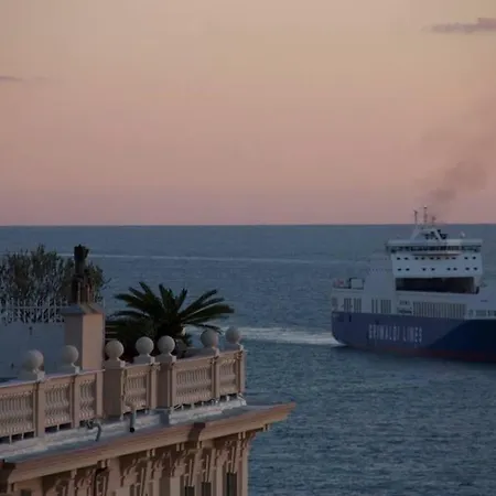 Small Shared House Terrace Above جنوة