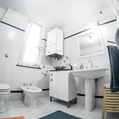 Small Shared House Terrace Above جنوة