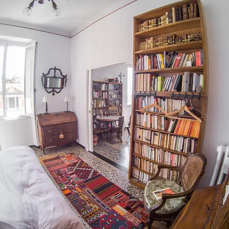 Small Shared House Terrace Above بيت ضيافة