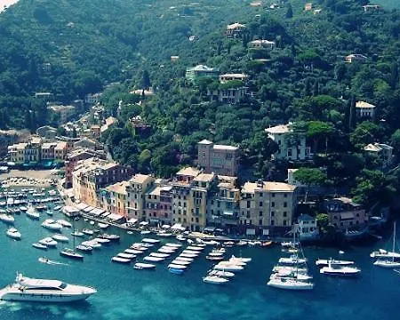 Small Shared House Terrace Above Генуя