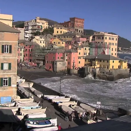 Pensión Small Shared House Terrace Above Génova